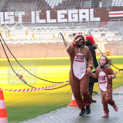 07.12.2025 - St. Pauli X-Mass-Run No. 15 Luisa Fischer http://msf.ph/oto/9385738 07.12.2025 11:36:34 Ziel 3109, 3108, 311, 728, 1753, 1792, 1960, 1962, 2183, 2310, 2316, 2902, 2907, 2962, 3109, 3610, 3612, 3614, 3653, 3826, 4816, 4823 meine-sportfotos.de