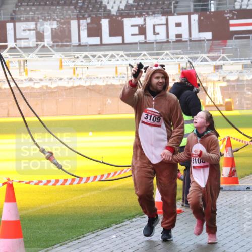 07.12.2025 - St. Pauli X-Mass-Run No. 15 Luisa Fischer http://msf.ph/oto/9385739 07.12.2025 11:36:34 Ziel 3109, 310, 3, 311, 728, 1753, 1792, 1960, 1962, 2183, 2310, 2316, 2902, 2907, 2962, 3109, 3610, 3612, 3614, 3653, 3826, 4816, 4823 meine-sportfotos.de