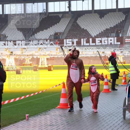 07.12.2025 - St. Pauli X-Mass-Run No. 15 Luisa Fischer http://msf.ph/oto/9385748 07.12.2025 11:36:36 Ziel 3109, 3108, 311, 728, 1753, 1792, 1960, 1962, 2183, 2310, 2316, 2902, 2907, 2962, 3109, 3610, 3612, 3614, 3653, 3826, 4816, 4823 meine-sportfotos.de