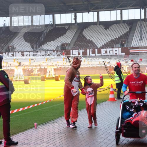 07.12.2025 - St. Pauli X-Mass-Run No. 15 Luisa Fischer http://msf.ph/oto/9385752 07.12.2025 11:36:37 Ziel 3109, 3108, 311, 728, 1753, 1792, 1960, 1962, 2183, 2310, 2316, 2902, 2907, 3109, 3610, 3612, 3614, 3653, 3826, 4628, 4816, 4823 meine-sportfotos.de