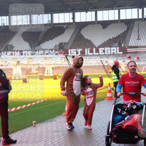 07.12.2025 - St. Pauli X-Mass-Run No. 15 Luisa Fischer http://msf.ph/oto/9385755 07.12.2025 11:36:37 Ziel 3109, 3108, 3826, 311, 728, 1753, 1792, 1960, 1962, 2183, 2310, 2316, 2902, 2907, 3109, 3610, 3612, 3614, 3653, 3826, 4628, 4816, 4823 meine-sportfotos.de