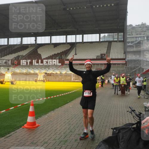 07.12.2025 - St. Pauli X-Mass-Run No. 15 Fabian Wolf http://msf.ph/oto/9385757 07.12.2025 10:14:34 Ziel 352, 1158, 2564, 2617, 2618, 2864, 3565, 4508, 4545 meine-sportfotos.de