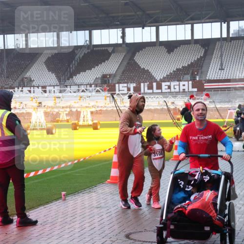 07.12.2025 - St. Pauli X-Mass-Run No. 15 Luisa Fischer http://msf.ph/oto/9385758 07.12.2025 11:36:37 Ziel 3108, 3826, 311, 728, 1753, 1792, 1960, 1962, 2183, 2310, 2316, 2902, 2907, 3109, 3610, 3612, 3614, 3653, 3826, 4628, 4816, 4823 meine-sportfotos.de