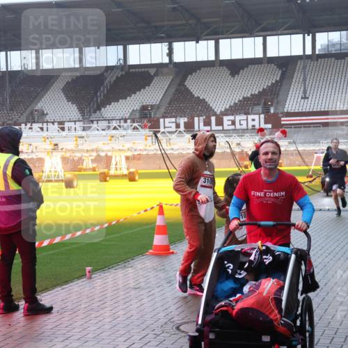 07.12.2025 - St. Pauli X-Mass-Run No. 15 Luisa Fischer http://msf.ph/oto/9385759 07.12.2025 11:36:38 Ziel 3109, 10, 3820, 3612, 311, 728, 1753, 1792, 1960, 1962, 2183, 2310, 2316, 2907, 3109, 3610, 3612, 3614, 3653, 3826, 4628, 4816, 4823 meine-sportfotos.de