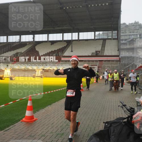 07.12.2025 - St. Pauli X-Mass-Run No. 15 Fabian Wolf http://msf.ph/oto/9385764 07.12.2025 10:14:35 Ziel 1158, 2564, 2617, 2618, 2864, 3565, 4508 meine-sportfotos.de