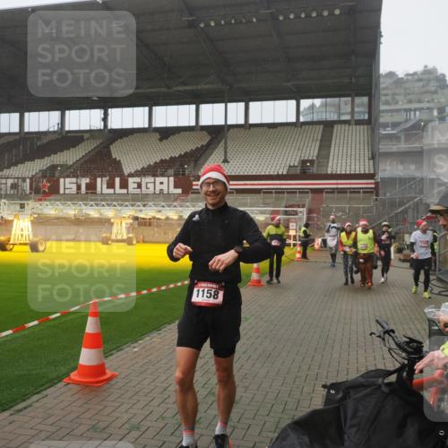 07.12.2025 - St. Pauli X-Mass-Run No. 15 Fabian Wolf http://msf.ph/oto/9385768 07.12.2025 10:14:35 Ziel 1158, 2564, 2617, 2618, 2864, 3565, 4508 meine-sportfotos.de