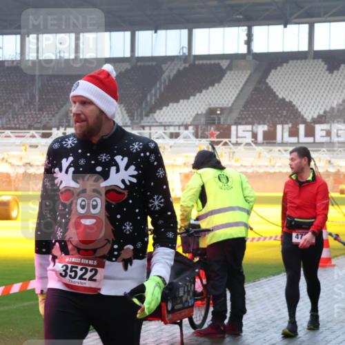 07.12.2025 - St. Pauli X-Mass-Run No. 15 Luisa Fischer http://msf.ph/oto/9385774 07.12.2025 10:18:21 Ziel 15, 3522, 47, 43, 1161, 1162, 1963, 2663, 2725, 2952, 3804, 4127, 4227 meine-sportfotos.de