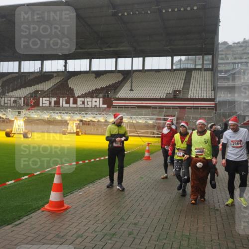 07.12.2025 - St. Pauli X-Mass-Run No. 15 Fabian Wolf http://msf.ph/oto/9385775 07.12.2025 10:14:40 Ziel 1158, 2564, 2617, 2618, 2864, 3481, 3565, 4508 meine-sportfotos.de