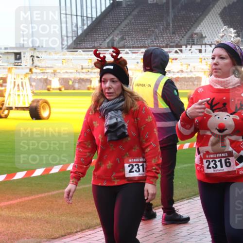 07.12.2025 - St. Pauli X-Mass-Run No. 15 Luisa Fischer http://msf.ph/oto/9385827 07.12.2025 11:37:14 Ziel 231, 15, 2316, 484, 991, 1588, 1590, 2004, 2022, 2102, 2279, 2405, 2517, 2686, 2917, 3826, 3931, 4628 meine-sportfotos.de