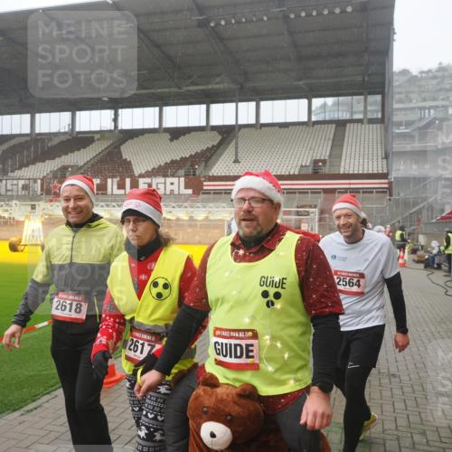07.12.2025 - St. Pauli X-Mass-Run No. 15 Fabian Wolf http://msf.ph/oto/9385830 07.12.2025 10:14:43 Ziel 2564, 2617, 2618, 2864, 3481, 3565, 4508 meine-sportfotos.de