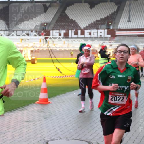 07.12.2025 - St. Pauli X-Mass-Run No. 15 Luisa Fischer http://msf.ph/oto/9385832 07.12.2025 11:37:16 Ziel 2004, 3653, 2022, 484, 991, 1588, 1590, 2004, 2022, 2102, 2279, 2405, 2517, 2686, 2917, 3826, 3931, 4628 meine-sportfotos.de
