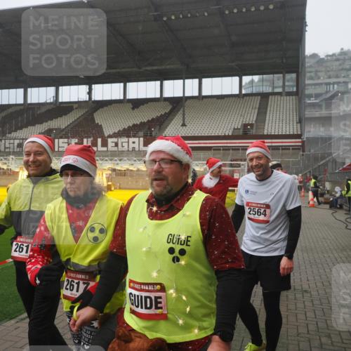 07.12.2025 - St. Pauli X-Mass-Run No. 15 Fabian Wolf http://msf.ph/oto/9385835 07.12.2025 10:14:43 Ziel 2564, 2617, 2618, 2864, 3481, 3565, 4508 meine-sportfotos.de