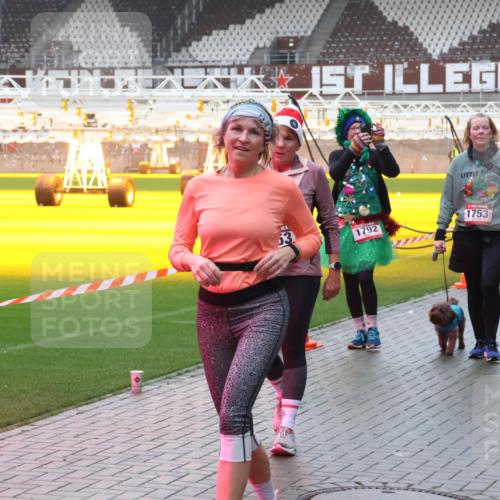 07.12.2025 - St. Pauli X-Mass-Run No. 15 Luisa Fischer http://msf.ph/oto/9385841 07.12.2025 11:37:19 Ziel 405, 63, 1792, 1753, 484, 991, 1280, 1588, 1590, 2004, 2022, 2102, 2153, 2279, 2405, 2517, 2686, 2917, 3826, 3931, 4628 meine-sportfotos.de