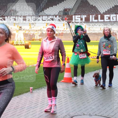 07.12.2025 - St. Pauli X-Mass-Run No. 15 Luisa Fischer http://msf.ph/oto/9385847 07.12.2025 11:37:19 Ziel 3653, 1792, 1753, 484, 991, 1280, 1588, 1590, 2004, 2022, 2102, 2153, 2279, 2405, 2517, 2686, 2917, 3826, 3931, 4628 meine-sportfotos.de