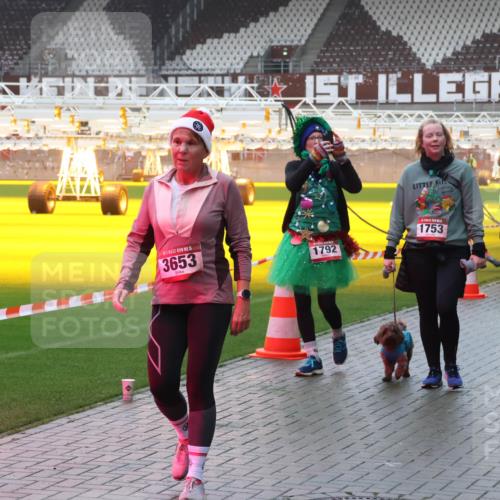 07.12.2025 - St. Pauli X-Mass-Run No. 15 Luisa Fischer http://msf.ph/oto/9385850 07.12.2025 11:37:20 Ziel 15, 3653, 1792, 1753, 484, 991, 1280, 1588, 1590, 2004, 2022, 2102, 2153, 2279, 2405, 2517, 2686, 2917, 3826, 3931, 4628 meine-sportfotos.de