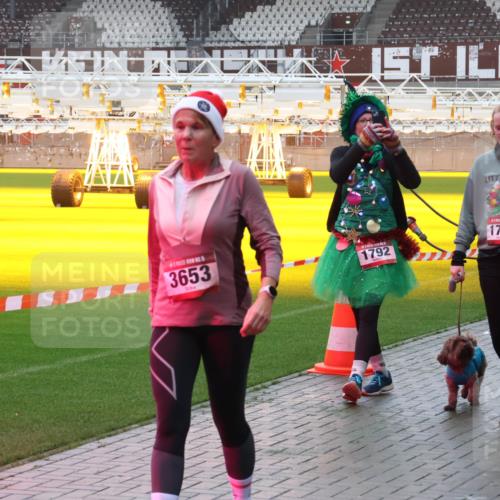 07.12.2025 - St. Pauli X-Mass-Run No. 15 Luisa Fischer http://msf.ph/oto/9385851 07.12.2025 11:37:20 Ziel 3653, 1792, 1753, 484, 991, 1280, 1588, 1590, 2004, 2022, 2102, 2153, 2279, 2405, 2517, 2686, 2917, 3826, 3931, 4628 meine-sportfotos.de