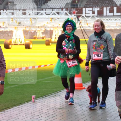 07.12.2025 - St. Pauli X-Mass-Run No. 15 Luisa Fischer http://msf.ph/oto/9385856 07.12.2025 11:37:21 Ziel 15, 3653, 1792, 1753, 3931, 484, 991, 1280, 1588, 1590, 2004, 2022, 2102, 2153, 2279, 2405, 2517, 2686, 2917, 3931, 4628 meine-sportfotos.de