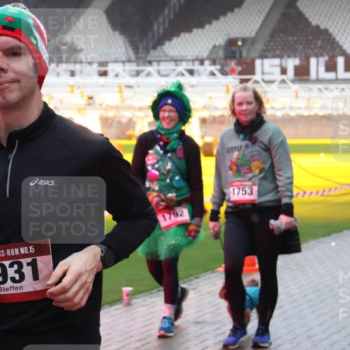 07.12.2025 - St. Pauli X-Mass-Run No. 15 Luisa Fischer http://msf.ph/oto/9385859 07.12.2025 11:37:22 Ziel 15, 3931, 1792, 1753, 484, 991, 1280, 1588, 1590, 2004, 2022, 2102, 2153, 2279, 2405, 2517, 2686, 2917, 3931, 4628 meine-sportfotos.de