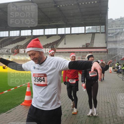 07.12.2025 - St. Pauli X-Mass-Run No. 15 Fabian Wolf http://msf.ph/oto/9385861 07.12.2025 10:14:44 Ziel 2564, 2617, 2618, 2864, 3481, 3565, 4508 meine-sportfotos.de