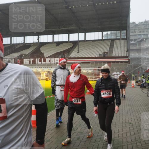 07.12.2025 - St. Pauli X-Mass-Run No. 15 Fabian Wolf http://msf.ph/oto/9385870 07.12.2025 10:14:45 Ziel 2564, 2617, 2618, 2864, 3481, 3565, 4508 meine-sportfotos.de