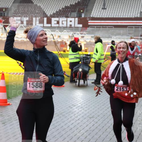 07.12.2025 - St. Pauli X-Mass-Run No. 15 Luisa Fischer http://msf.ph/oto/9385871 07.12.2025 11:37:31 Ziel 2409, 1588, 15, 2153, 484, 991, 1280, 1588, 1590, 2004, 2022, 2102, 2153, 2279, 2405, 2517, 2686, 2810, 2917, 3931 meine-sportfotos.de