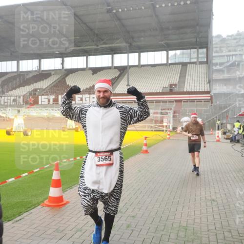 07.12.2025 - St. Pauli X-Mass-Run No. 15 Fabian Wolf http://msf.ph/oto/9385909 07.12.2025 10:14:47 Ziel 1867, 1873, 2864, 3481, 3565, 4508 meine-sportfotos.de