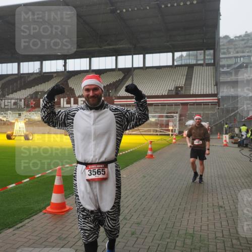 07.12.2025 - St. Pauli X-Mass-Run No. 15 Fabian Wolf http://msf.ph/oto/9385917 07.12.2025 10:14:47 Ziel 1867, 1873, 2864, 3481, 3565, 4508 meine-sportfotos.de