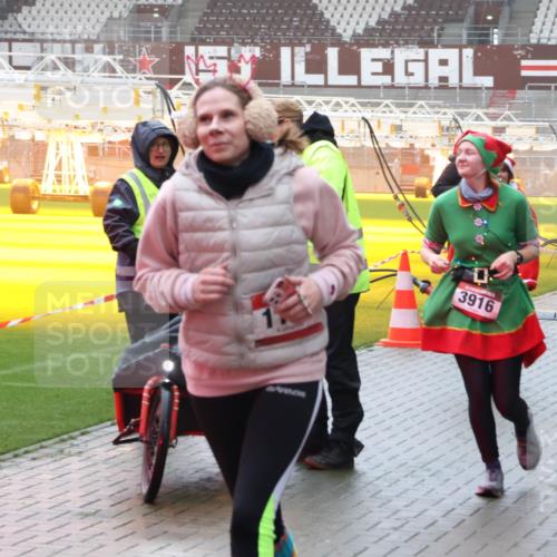 07.12.2025 - St. Pauli X-Mass-Run No. 15 Luisa Fischer http://msf.ph/oto/9385922 07.12.2025 11:38:10 Ziel 3916, 307, 544, 617, 857, 1154, 1156, 2810, 3000, 3059, 3358, 3916 meine-sportfotos.de