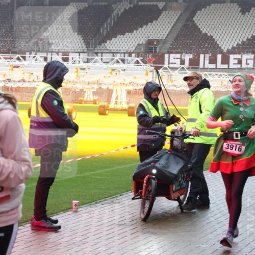 07.12.2025 - St. Pauli X-Mass-Run No. 15 Luisa Fischer http://msf.ph/oto/9385925 07.12.2025 11:38:11 Ziel 1156, 3916, 857, 307, 544, 617, 857, 1154, 1156, 2810, 3000, 3059, 3358, 3916 meine-sportfotos.de