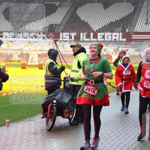 07.12.2025 - St. Pauli X-Mass-Run No. 15 Luisa Fischer http://msf.ph/oto/9385927 07.12.2025 11:38:11 Ziel 3916, 857, 544, 2810, 307, 544, 617, 857, 1154, 1156, 2810, 3000, 3059, 3358, 3916 meine-sportfotos.de