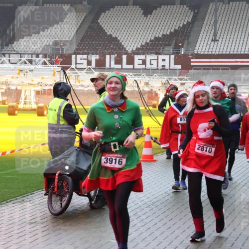 07.12.2025 - St. Pauli X-Mass-Run No. 15 Luisa Fischer http://msf.ph/oto/9385930 07.12.2025 11:38:12 Ziel 3916, 857, 2810, 544, 000, 307, 544, 617, 857, 1154, 1156, 2810, 3000, 3059, 3358, 3916 meine-sportfotos.de