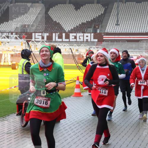07.12.2025 - St. Pauli X-Mass-Run No. 15 Luisa Fischer http://msf.ph/oto/9385931 07.12.2025 11:38:12 Ziel 3916, 310, 544, 000, 307, 544, 617, 857, 1154, 1156, 2810, 3000, 3059, 3358, 3916 meine-sportfotos.de