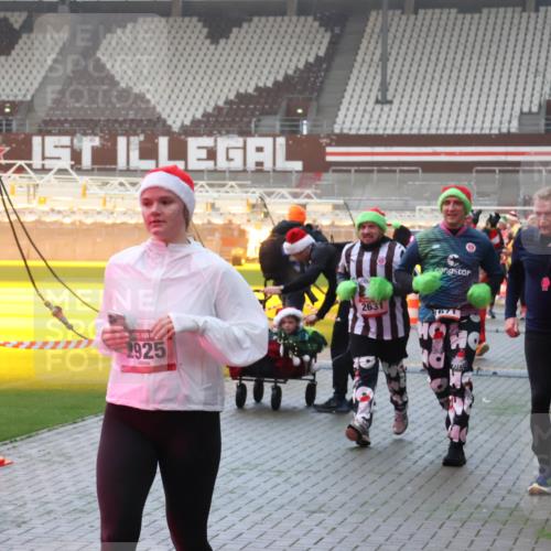 07.12.2025 - St. Pauli X-Mass-Run No. 15 Luisa Fischer http://msf.ph/oto/9385950 07.12.2025 10:19:05 Ziel 2925, 2631, 1158, 243, 264, 269, 721, 1034, 1607, 1671, 2049, 2152, 2631, 2925, 3520, 3606, 3608, 3862, 4521, 4522, 4524, 4540, 4547 meine-sportfotos.de