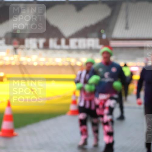 07.12.2025 - St. Pauli X-Mass-Run No. 15 Luisa Fischer http://msf.ph/oto/9385959 07.12.2025 10:19:07 Ziel 243, 264, 269, 721, 1034, 1607, 1671, 2049, 2152, 2631, 2925, 3520, 3606, 3608, 3862, 4331, 4521, 4522, 4524, 4540, 4547 meine-sportfotos.de