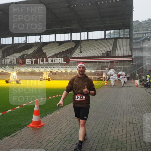 07.12.2025 - St. Pauli X-Mass-Run No. 15 Fabian Wolf http://msf.ph/oto/9385960 07.12.2025 10:14:50 Ziel 1363, 1867, 1869, 1873, 3481, 3565 meine-sportfotos.de
