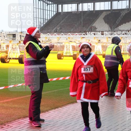 07.12.2025 - St. Pauli X-Mass-Run No. 15 Luisa Fischer http://msf.ph/oto/9385965 07.12.2025 11:38:17 Ziel 15, 857, 15, 544, 307, 544, 617, 857, 1154, 1156, 2810, 3000, 3059, 3358, 3916 meine-sportfotos.de