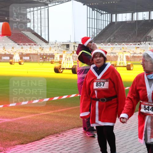 07.12.2025 - St. Pauli X-Mass-Run No. 15 Luisa Fischer http://msf.ph/oto/9385971 07.12.2025 11:38:18 Ziel 15, 857, 15, 544, 307, 544, 617, 857, 1154, 1156, 3000, 3059, 3358, 3916 meine-sportfotos.de