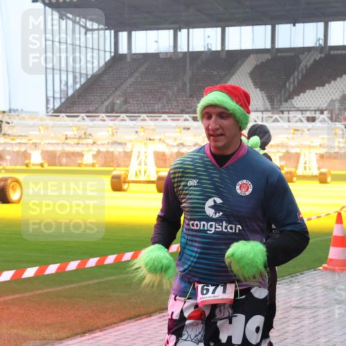 07.12.2025 - St. Pauli X-Mass-Run No. 15 Luisa Fischer http://msf.ph/oto/9385994 07.12.2025 10:19:09 Ziel 1910, 671, 243, 264, 269, 721, 1034, 1607, 1671, 2049, 2152, 2631, 2925, 3520, 3606, 3608, 3862, 3975, 3976, 4331, 4498, 4521, 4522, 4524, 4540, 4547 meine-sportfotos.de