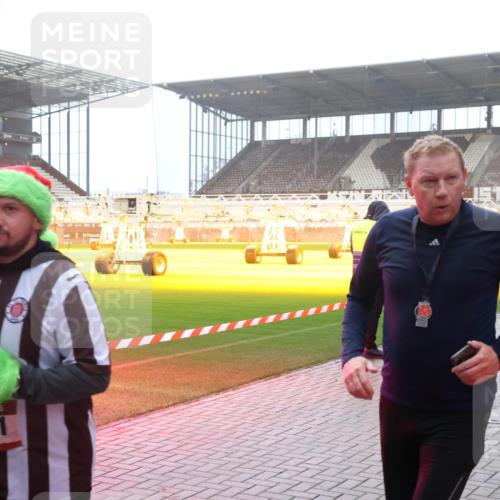 07.12.2025 - St. Pauli X-Mass-Run No. 15 Luisa Fischer http://msf.ph/oto/9386010 07.12.2025 10:19:10 Ziel 2631, 243, 264, 269, 721, 1034, 1607, 1671, 2049, 2152, 2631, 2925, 3455, 3520, 3606, 3608, 3862, 3975, 3976, 4330, 4331, 4498, 4521, 4522, 4524, 4540, 4547 meine-sportfotos.de