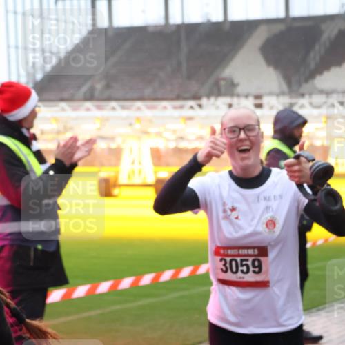 07.12.2025 - St. Pauli X-Mass-Run No. 15 Luisa Fischer http://msf.ph/oto/9386011 07.12.2025 11:38:30 Ziel 3059, 307, 617, 1154, 1156, 2395, 2396, 2715, 3000, 3059, 3065, 3066, 3341, 3358, 3762, 3765 meine-sportfotos.de