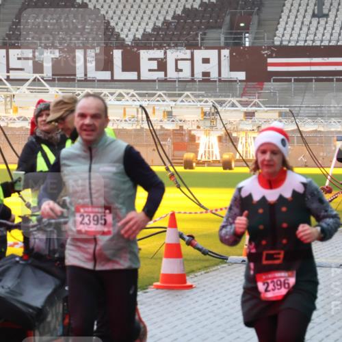 07.12.2025 - St. Pauli X-Mass-Run No. 15 Luisa Fischer http://msf.ph/oto/9386016 07.12.2025 11:38:35 Ziel 2395, 2396, 307, 617, 2395, 2396, 2715, 3000, 3059, 3065, 3066, 3341, 3358, 3762, 3765 meine-sportfotos.de
