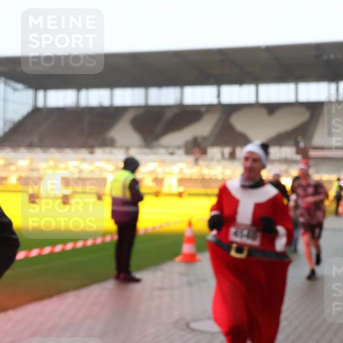 07.12.2025 - St. Pauli X-Mass-Run No. 15 Luisa Fischer http://msf.ph/oto/9386023 07.12.2025 10:19:14 Ziel 243, 264, 269, 721, 1034, 1607, 1671, 2049, 2152, 2631, 2925, 3455, 3520, 3724, 3862, 3975, 3976, 4330, 4331, 4436, 4437, 4438, 4473, 4475, 4498, 4521, 4522, 4524, 4540, 4547 meine-sportfotos.de