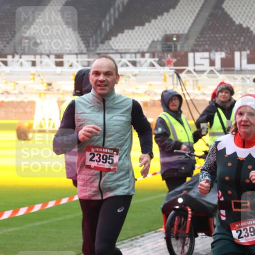 07.12.2025 - St. Pauli X-Mass-Run No. 15 Luisa Fischer http://msf.ph/oto/9386033 07.12.2025 11:38:36 Ziel 2395, 15, 2396, 307, 617, 2395, 2396, 2715, 3000, 3059, 3065, 3066, 3341, 3358, 3762, 3765, 4821 meine-sportfotos.de
