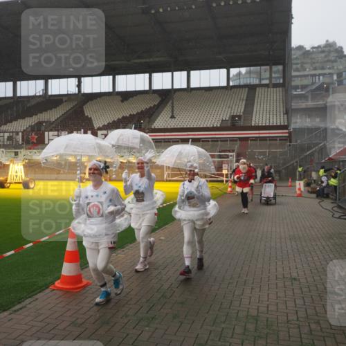 07.12.2025 - St. Pauli X-Mass-Run No. 15 Fabian Wolf http://msf.ph/oto/9386038 07.12.2025 10:14:57 Ziel 762, 1363, 1867, 1869, 1873, 2883, 2891, 3481, 4001, 4004 meine-sportfotos.de