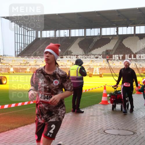 07.12.2025 - St. Pauli X-Mass-Run No. 15 Luisa Fischer http://msf.ph/oto/9386040 07.12.2025 10:19:16 Ziel 2049, 2, 243, 721, 243, 264, 269, 721, 1034, 1607, 1671, 2049, 2152, 2631, 2925, 3455, 3520, 3724, 3862, 3975, 3976, 4330, 4331, 4436, 4437, 4438, 4473, 4475, 4498, 4521, 4522, 4524, 4540, 4547 meine-sportfotos.de