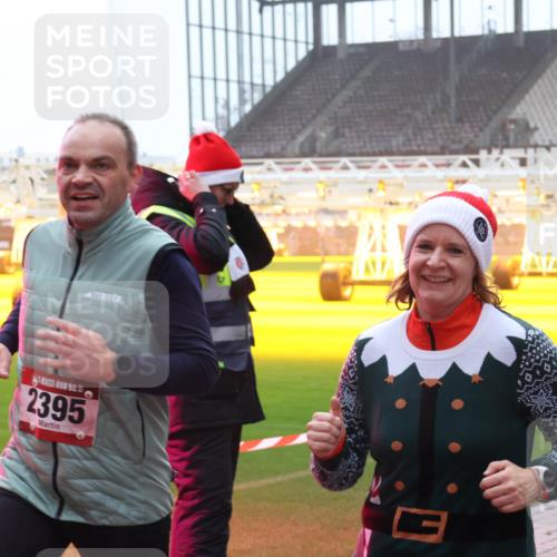07.12.2025 - St. Pauli X-Mass-Run No. 15 Luisa Fischer http://msf.ph/oto/9386041 07.12.2025 11:38:37 Ziel 2395, 4, 307, 617, 2395, 2396, 2715, 3000, 3059, 3065, 3066, 3341, 3358, 3762, 3765, 4821, 4822 meine-sportfotos.de