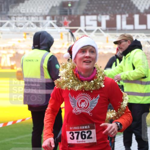 07.12.2025 - St. Pauli X-Mass-Run No. 15 Luisa Fischer http://msf.ph/oto/9386043 07.12.2025 11:38:39 Ziel 15, 3762, 307, 617, 2395, 2396, 2715, 3000, 3059, 3065, 3066, 3341, 3358, 3762, 3765, 4821, 4822 meine-sportfotos.de