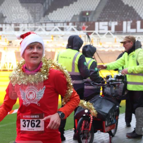 07.12.2025 - St. Pauli X-Mass-Run No. 15 Luisa Fischer http://msf.ph/oto/9386044 07.12.2025 11:38:39 Ziel 5, 3762, 307, 617, 2395, 2396, 2715, 3000, 3059, 3065, 3066, 3341, 3358, 3762, 3765, 4821, 4822 meine-sportfotos.de