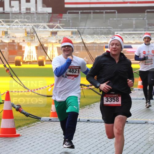 07.12.2025 - St. Pauli X-Mass-Run No. 15 Luisa Fischer http://msf.ph/oto/9386053 07.12.2025 11:38:41 Ziel 4821, 3358, 307, 617, 2395, 2396, 2715, 3000, 3059, 3065, 3066, 3341, 3358, 3762, 3765, 4821, 4822 meine-sportfotos.de