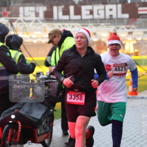07.12.2025 - St. Pauli X-Mass-Run No. 15 Luisa Fischer http://msf.ph/oto/9386060 07.12.2025 11:38:43 Ziel 3358, 4821, 307, 617, 2395, 2396, 2715, 3000, 3059, 3065, 3066, 3341, 3358, 3762, 3765, 4821, 4822 meine-sportfotos.de